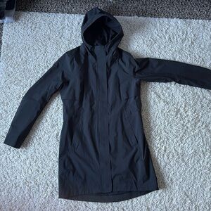 Lulu lemon Rebel Raincoat -black